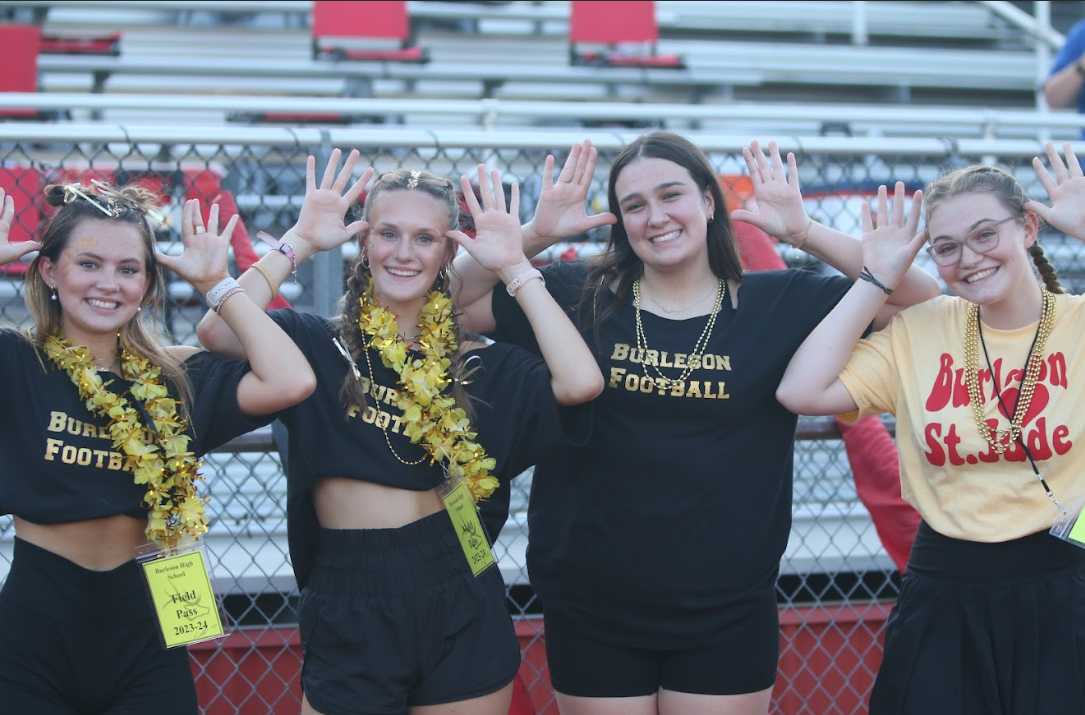  Purchase & Personalize Yearbooks before Sept 15, and receive 4 free icons!   Seniors: Schedule your
